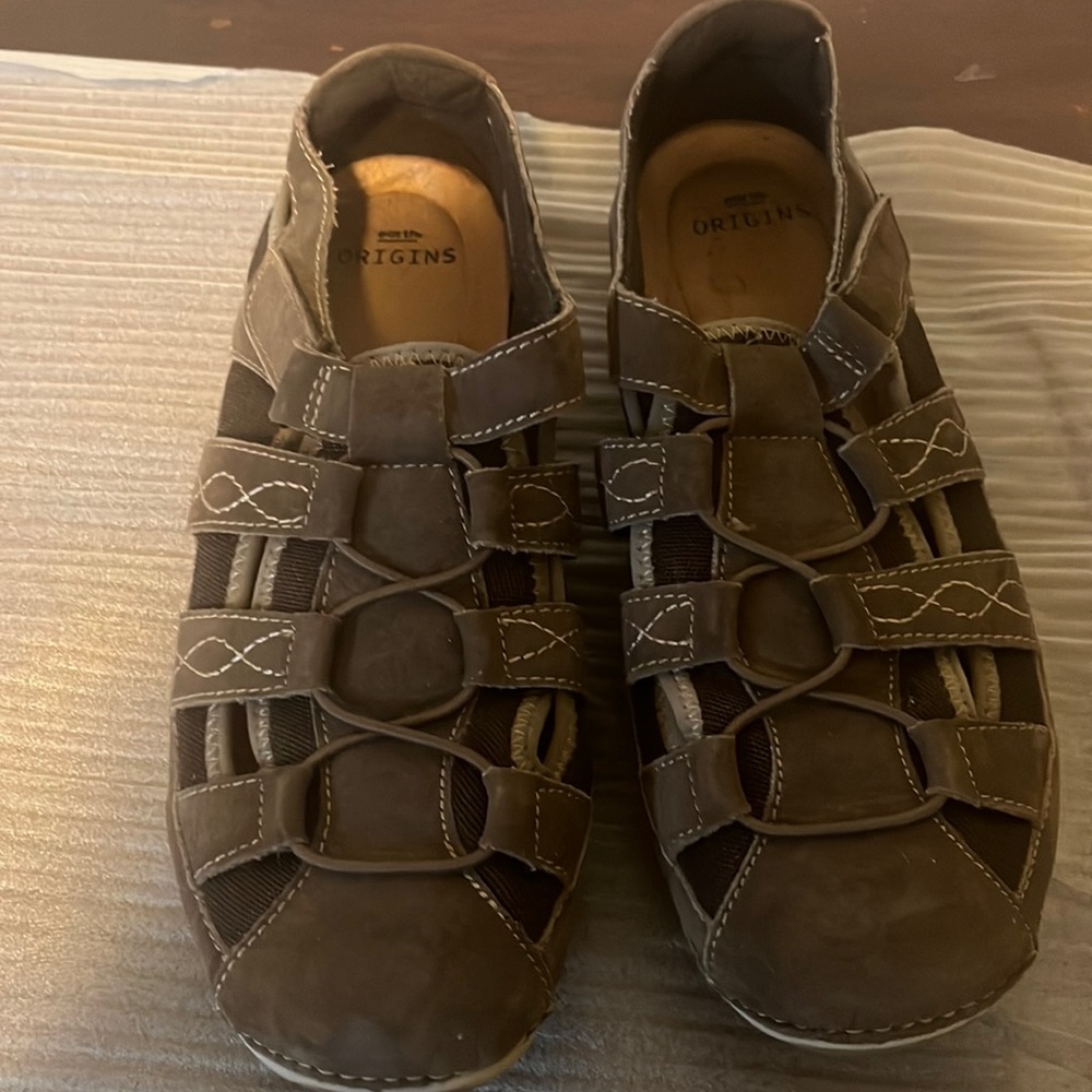 Earth Origins pierce size 11w sandals